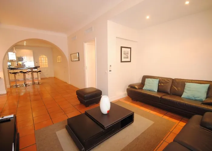 Daire Grand Palais 4p Bob1309 *