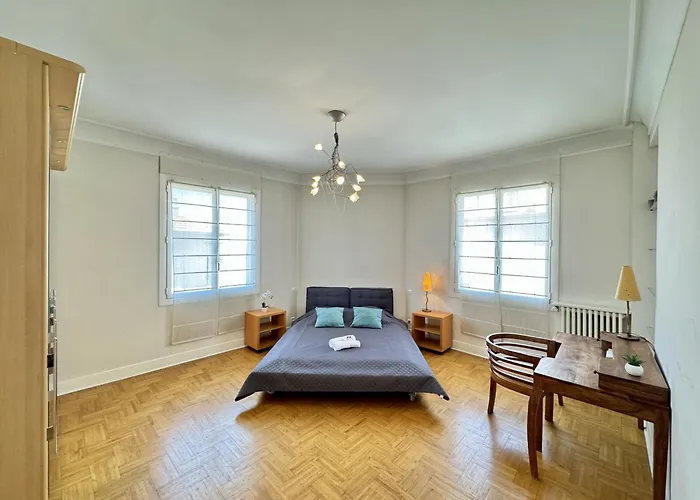 Daire Grand Palais 4p Bob1309 *